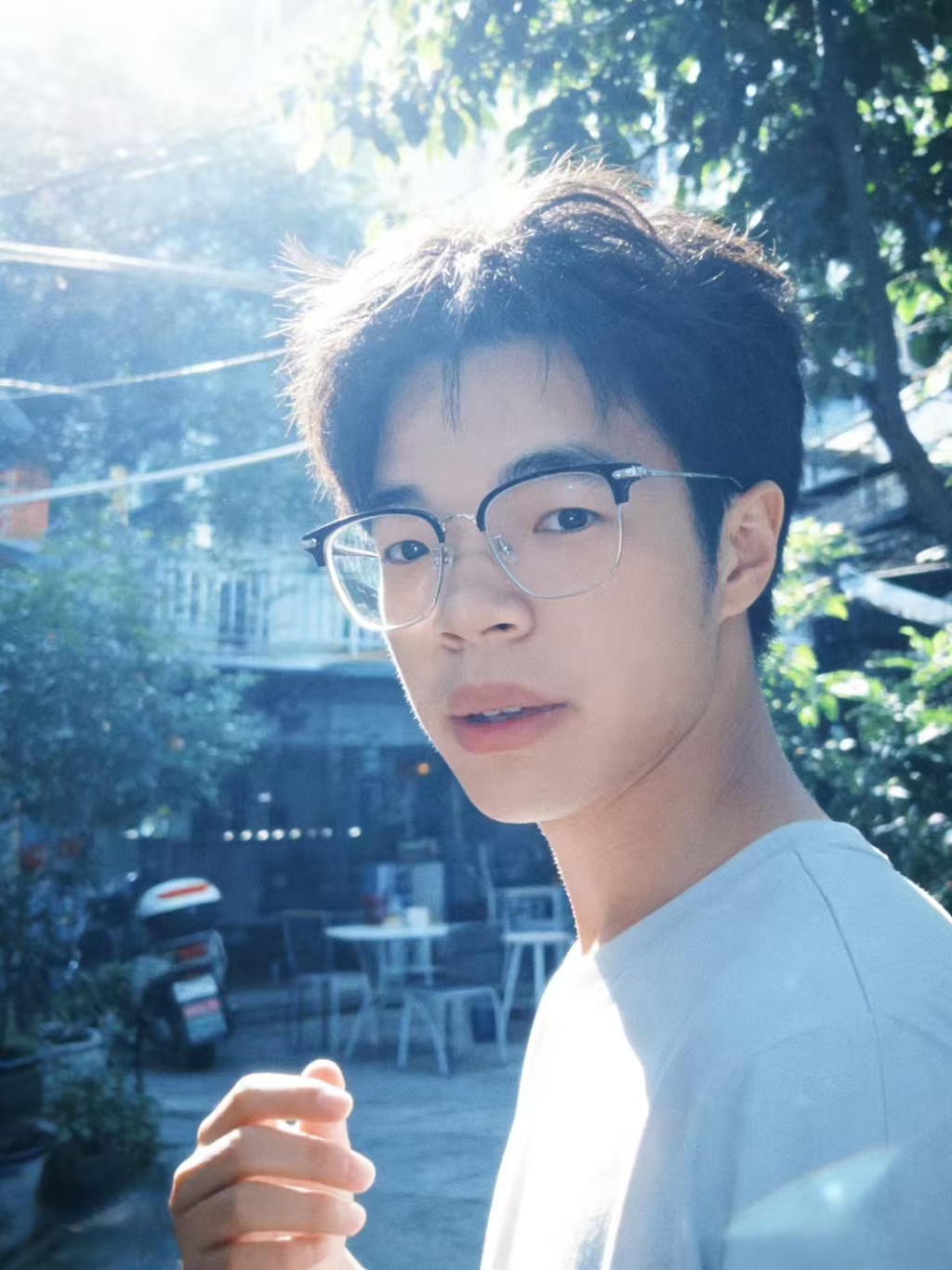 子寰在阳光下的个人照片